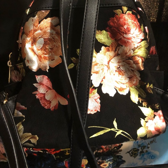 Gorgeous metallic floral print mini back pack in great condition - Picture 5 of 5